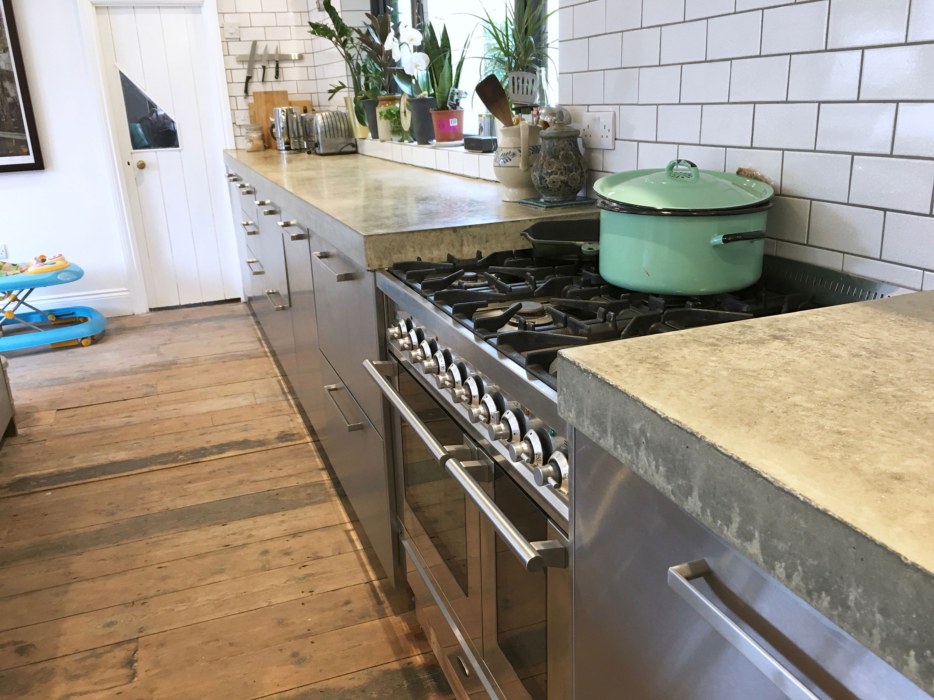 Conscious Forms - peckham london 80mm thick concrete worktops either side of range